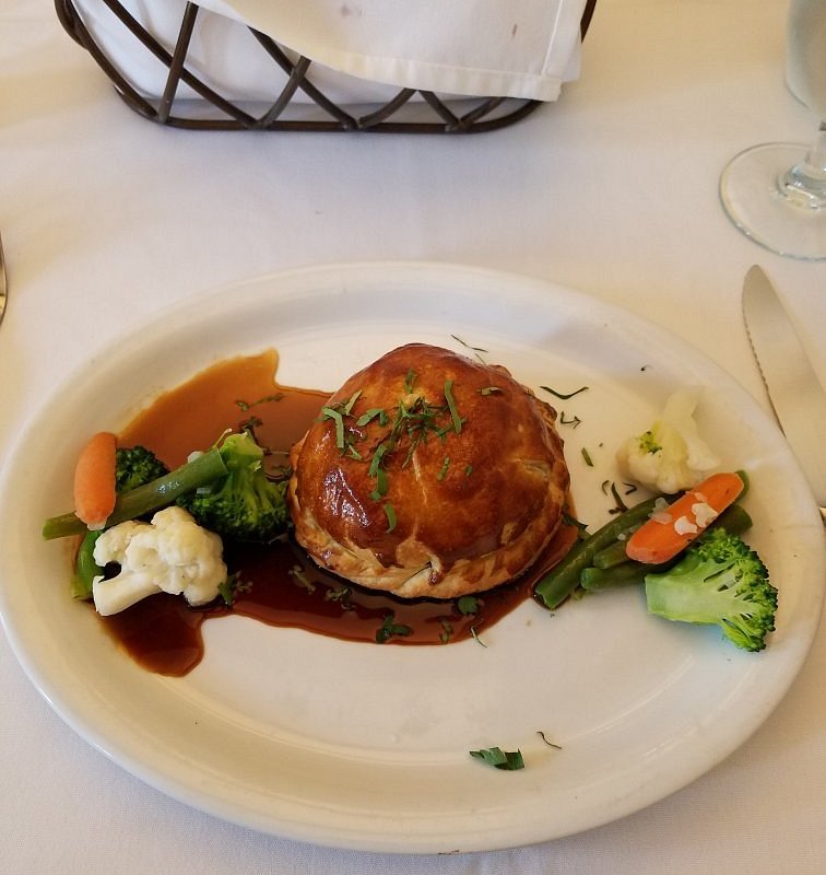 L’Escargot signature dishes Beef Wellington
French Onion Soup
Rack of Lamb